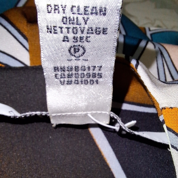 A rare Diane Von Furstenberg silk blend retro Midi dress in a size 6. - Picture 2 of 4